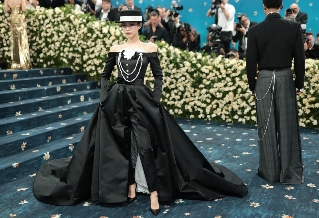 2025MetGala红毯上，“人间香奈儿”Jennie再度身着CHANEL