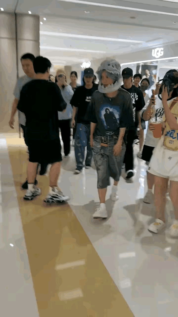 特意去查了下关晓彤。终于理解她为什么离开鹿晗。要是我，我也得离开。因为鹿晗