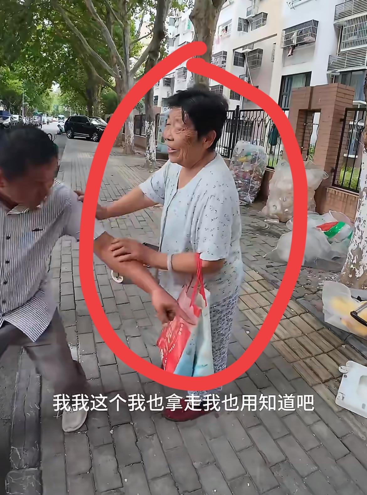 合肥这个大妈捡废品，把大哥的两根螺纹钢的撬棍给顺手牵羊了。大哥非常气愤，骑着小电