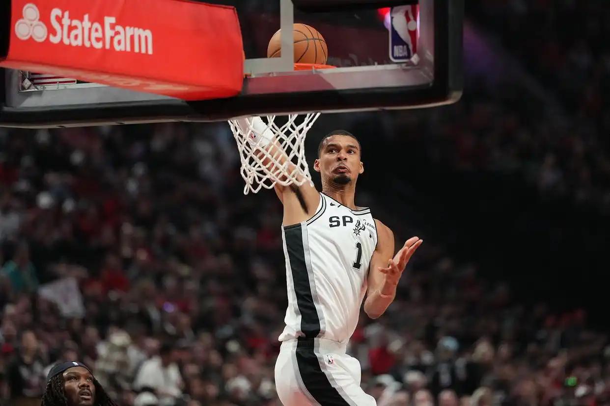 马刺这次可能真要后悔让文班亚马复出了。 首轮G4，马刺客场打开发者，半场只拿