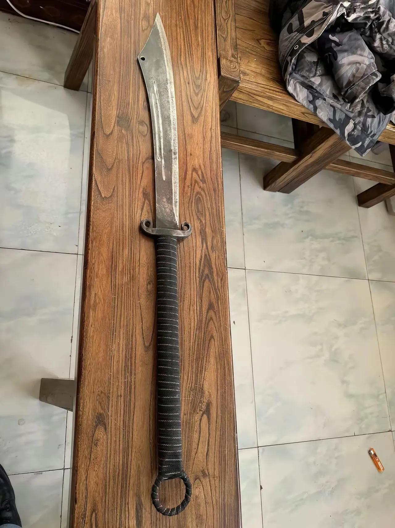 这就是《水浒》中记载的兵器，朴刀吧。