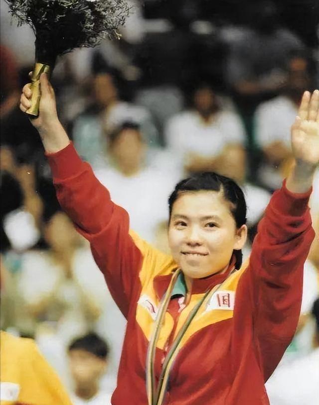 1997年，邓亚萍退役后去清华大学读书，第一堂课，老师问她：“你的英语水平如何？