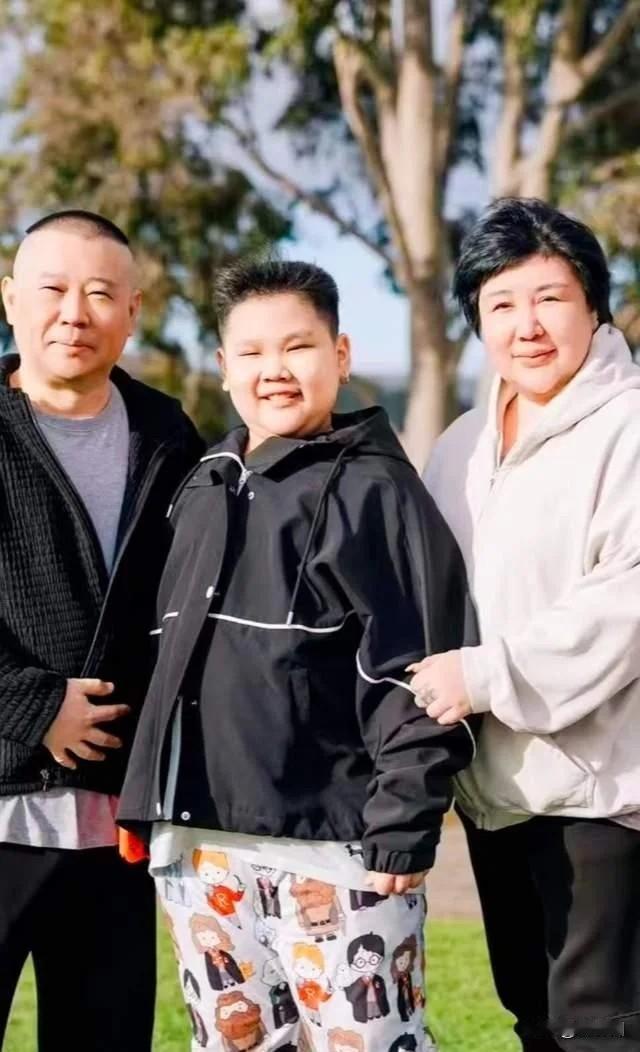 郭德纲王慧澳洲度假,和小儿子郭汾阳亲密合照,网友:心疼郭麒麟。照片中,身着休