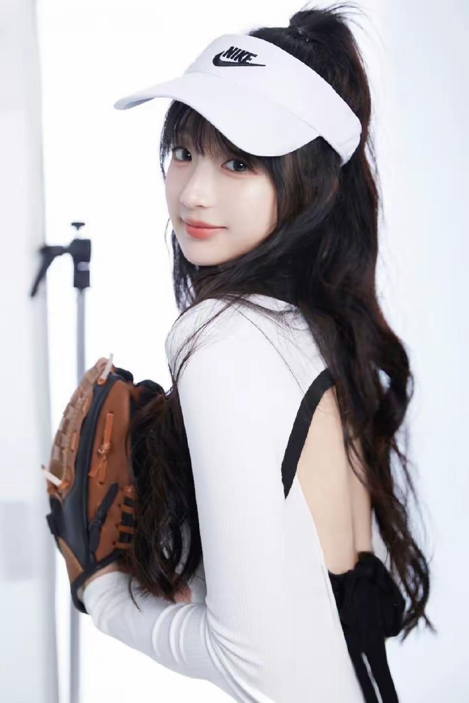 青春洋溢的棒球少女，阳光明媚的笑容，运动风满满！🌞👟🏈农村老人养老怎么办