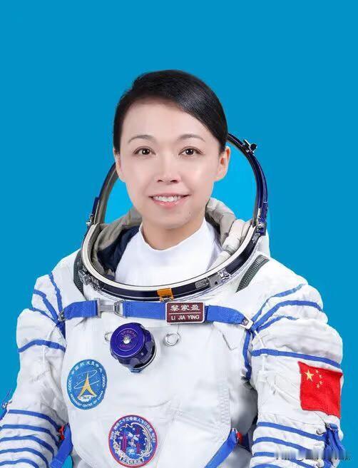她撞脸邓萃雯，是香港警司，也是三个孩子的妈妈，更是中国首位香港籍女航天员——黎家