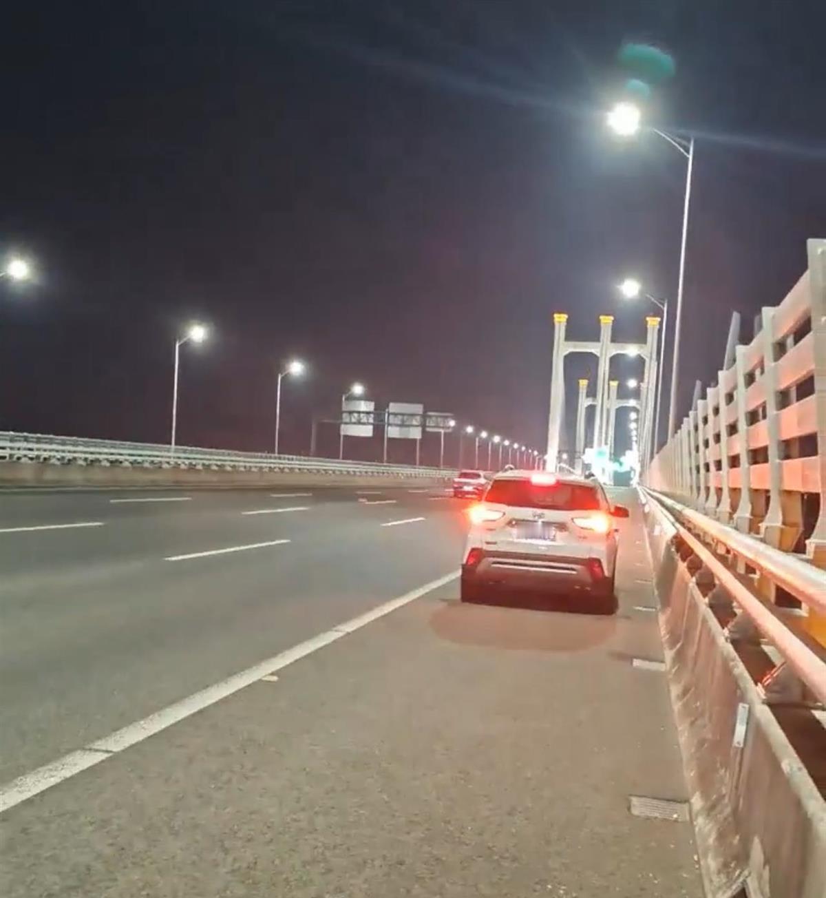 福建泉州湾跨海大桥上，1月1日晚11点，38岁张姓男子把车停在应急车道，双闪还亮