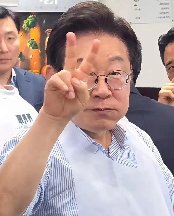 没想到！没想到！韩国总统李在明竟然还蛮受韩国老百姓欢迎的，民调支