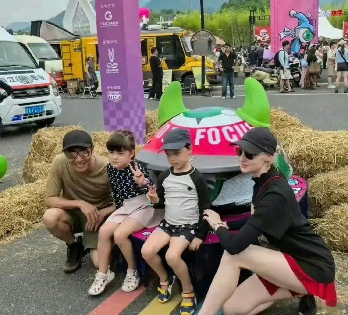 #撒贝宁龙凤胎身高遗传了妈妈李白#孩子都这么大啦，遗传了妈妈李白的大长腿冷白皮​