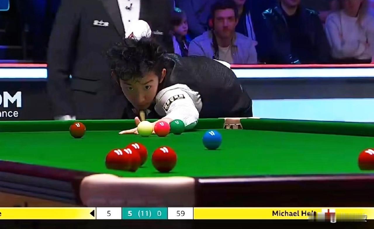 吴宜泽6-4胜霍尔特，晋级英锦赛16强。吴宜泽5-0率先拿到赛点，被霍尔特连追4