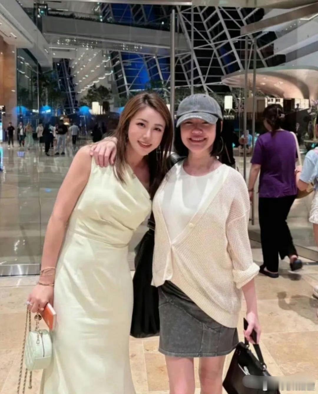 新加坡机场偶遇小S，本人超漂亮。