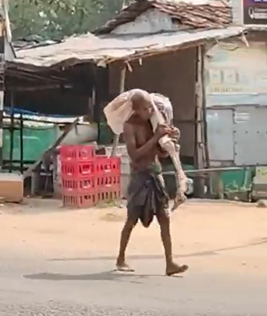 “户主我带来了，可以取钱了吧。”印度一猛人，姐姐死了，去银行取姐姐账户里的钱