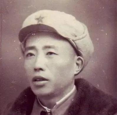 1943年，伪军抓到了一个女八路，正要向日军邀功，村长却对伪军头子说：“我劝你们