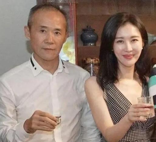 2012年，田朴珺在微博上晒出一盘红烧肉，配文：“某人做的，味道不错。”谁能想到