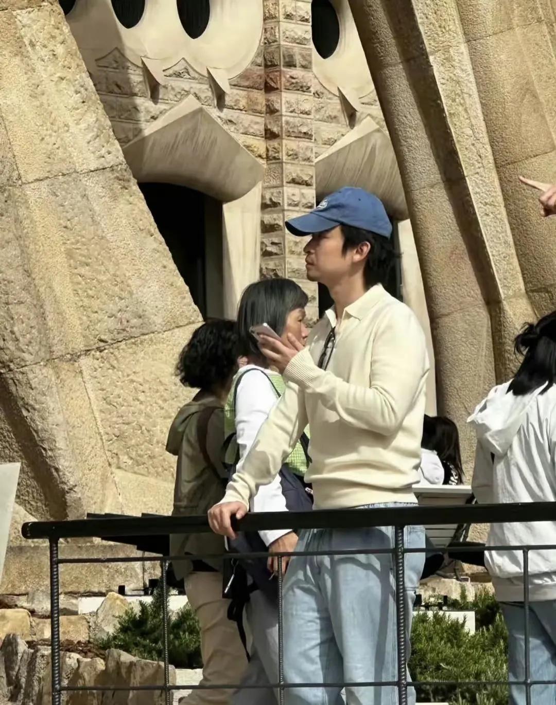 现实中的董子健是长这样的……一眼看去，我觉得他有点沧桑感，不像32岁的人，也