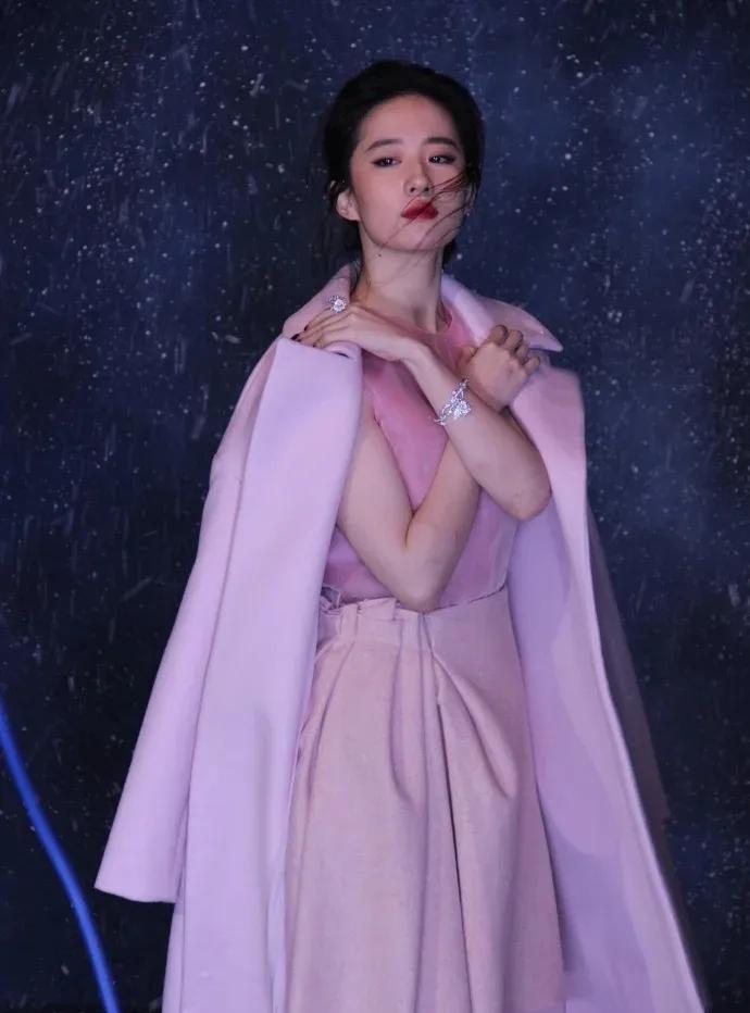 同色系混搭，粉色不显白，但刘亦菲依旧白嫩，皮肤真好。#刘亦菲#