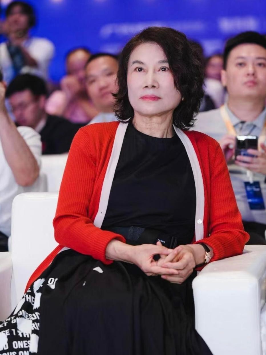 国安部这波通报，真的看得人后背发凉！​​纽扣里竟然还藏着微型摄像头，箱包把手嵌