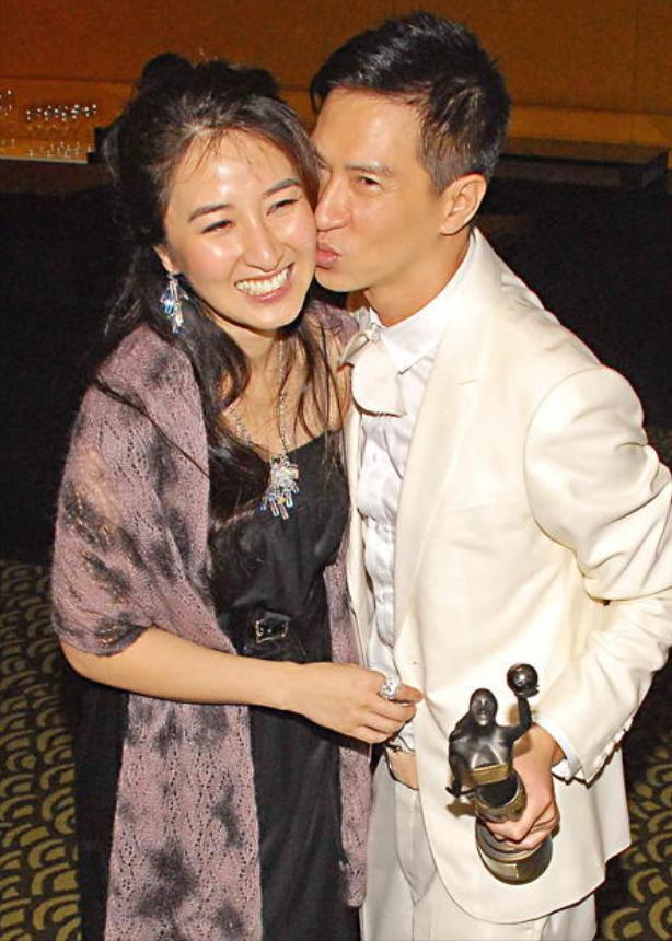 当年，张家辉在女友关咏荷的别墅洗了个澡后，出来就提分手:“我住的房子都没有你家的