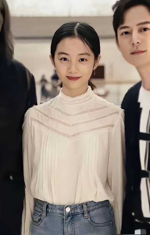 图一图二：黄多多在国内，有父母在身边的穿着和打扮！图三图四：是黄多多在美国留学