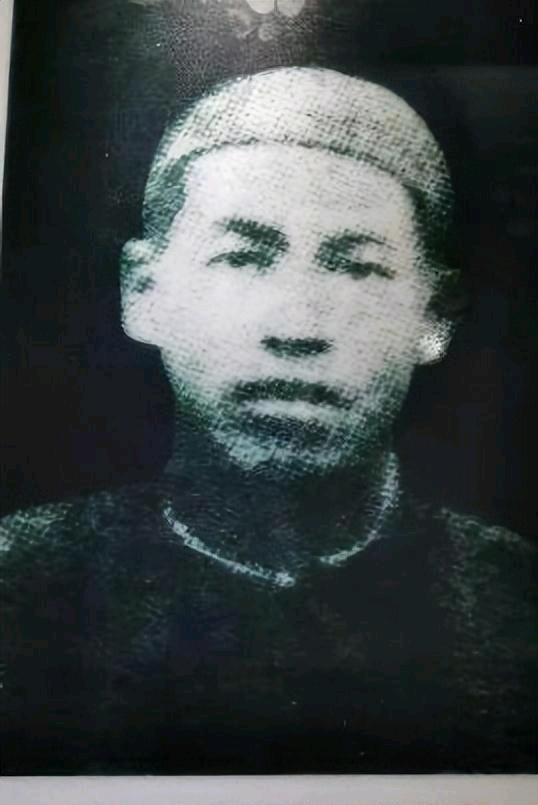 1982年，在黑龙江饶河的大山里，考古队挖出一具遗骸。是抗联第七军军长陈荣久，身