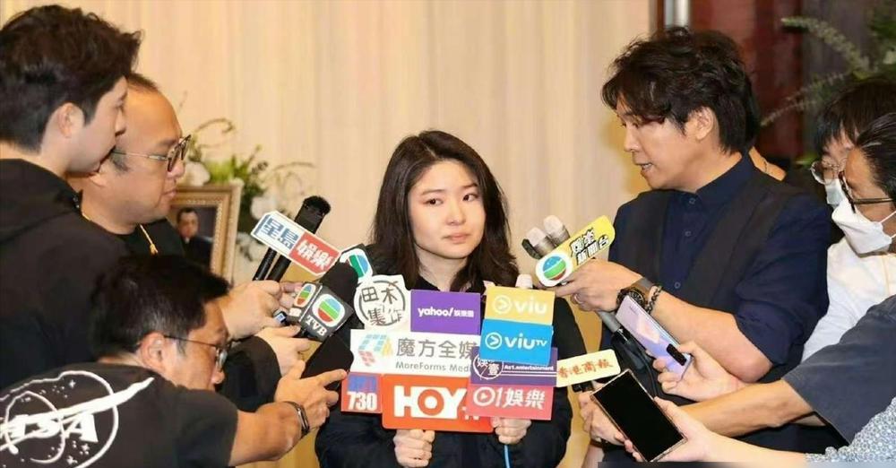 欢喜哥（许绍雄）刚走，尸骨未寒，身后事就闹出了一地鸡毛。亲女儿许惠菁直接在社交