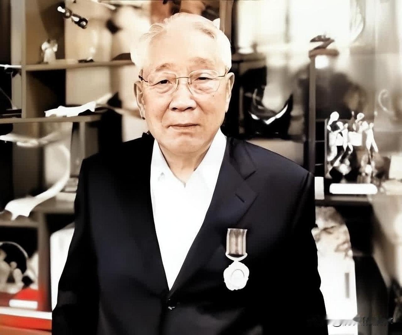 1952年，志愿军飞行员杨汉黄遇4架美军机突袭，冒死击落2架后跳伞，谁知，却惊见