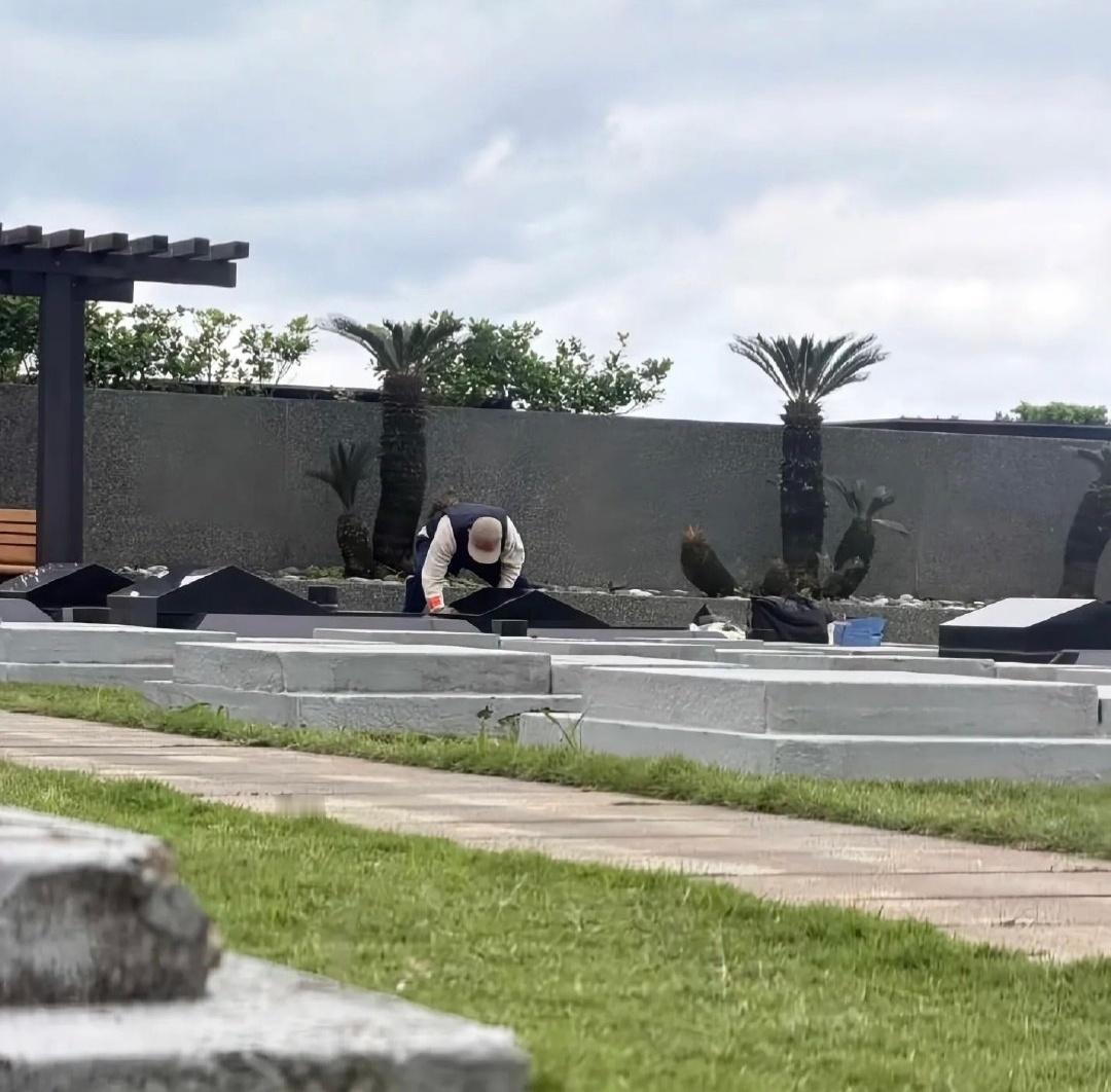 1月4日具俊晔又去墓地“陪伴”大S了，擦墓碑擦得那叫一个专注，折叠椅都没打开！咱