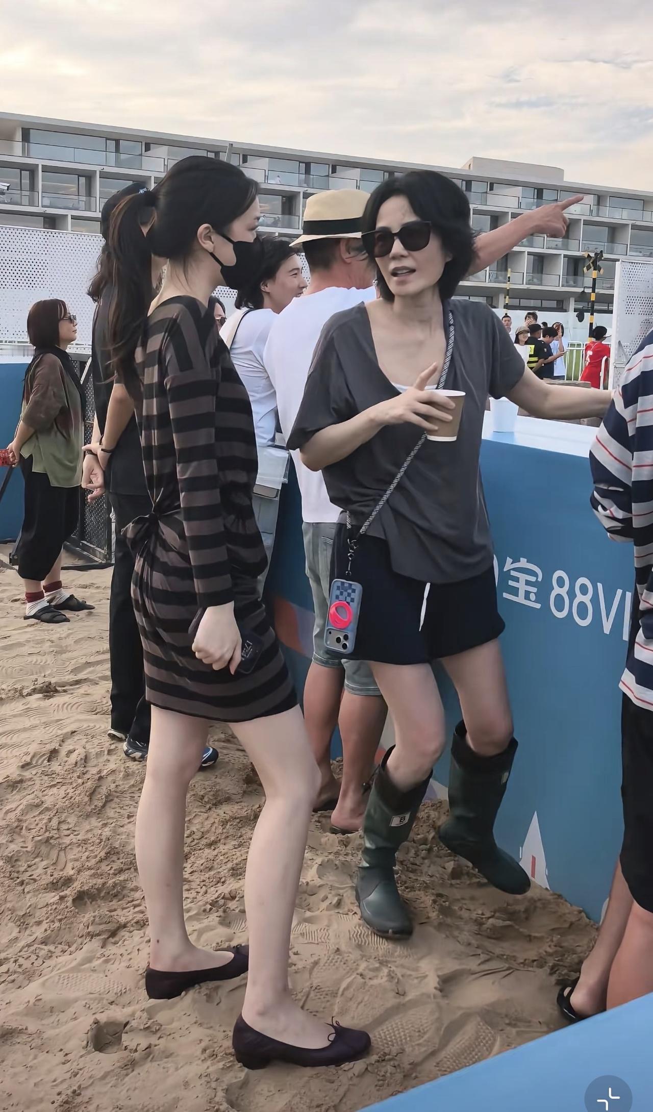 满屏大长腿！57岁王菲和20岁李嫣同框，两人都秀腿又白又长，太养眼了。8月2