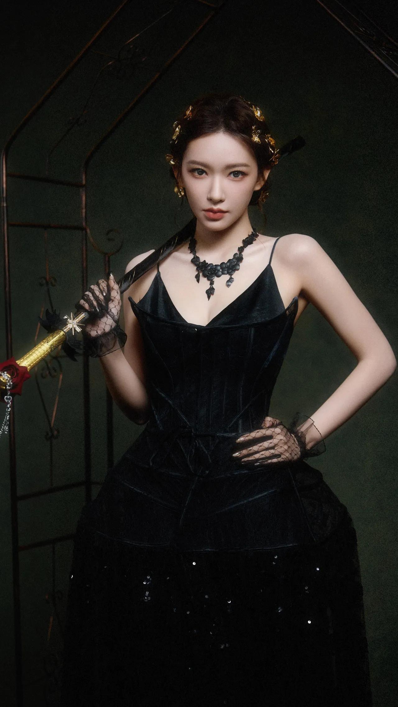 美女壁纸～程潇，墨色丝绒裹着复古锋芒，金叶发饰与黑蔷薇项链碰撞出冷艳格调，手杖上