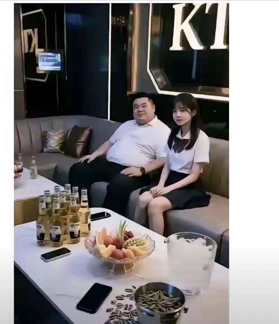 一位是腰缠万贯的董事长，一位是懵懵懂懂的女大学生。