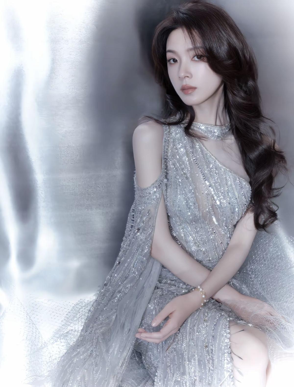 陈瑶的气质清冷又精致，这身灰色露肩长纱裙非常能衬托她的“易碎感”和高级感