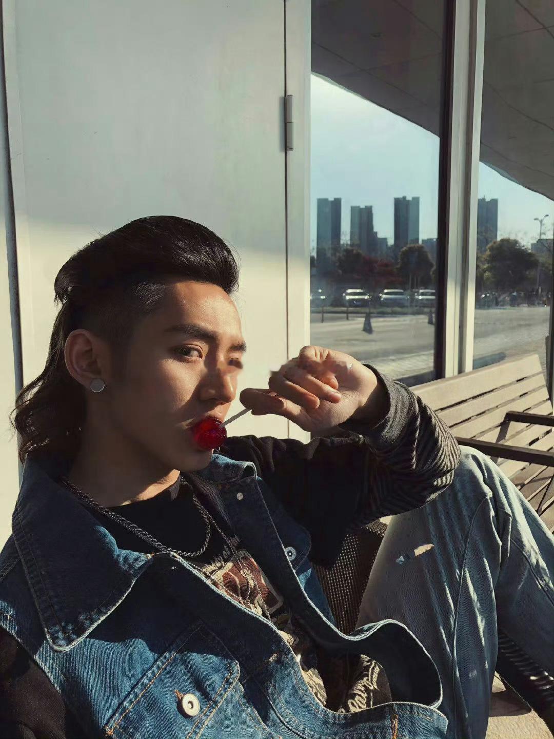 真狼尾少年，有些人生来就是天上云！潮男就是潮男，穿啥都好看！任何发型都hold住