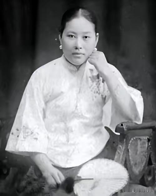 1925年，孙传芳砍下60岁老将施从滨的头，挂在火车站电线杆上，暴尸三天。临行前