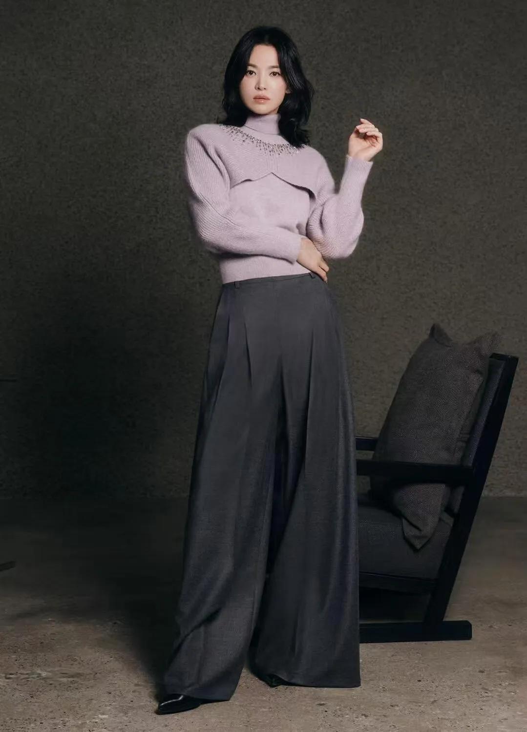 宋慧乔这组新造型，美到让人移不开眼！一头慵懒的齐肩卷发，搭配香芋紫高领毛衣