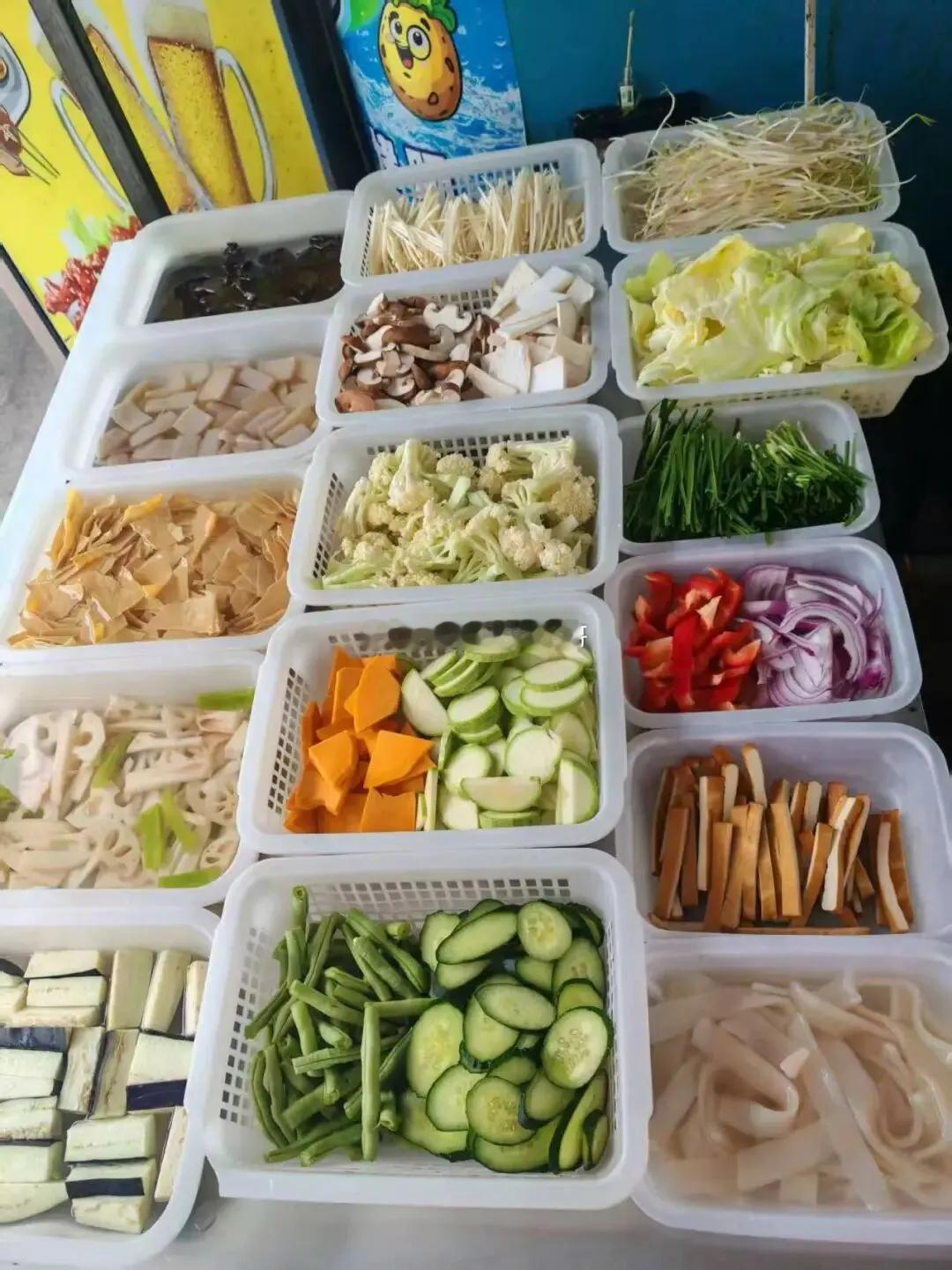 炸串摊主离世后差评网友遭声讨四川宜宾炸串摊主轻生事件，凌晨舆论迎来新的讨论方向。