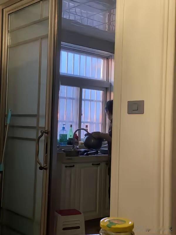 我儿子刚结婚才两个月，昨天我老婆跟儿媳妇大吵了一架，我当时气得直接让她收拾东西滚