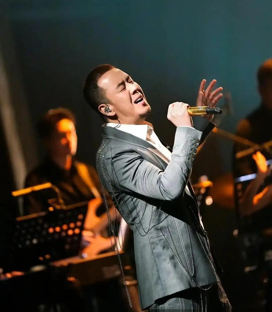 偶尔听到杨坤的原创歌曲《空城》，但里面的歌词着实让人费解，我听了好几遍，也没弄明