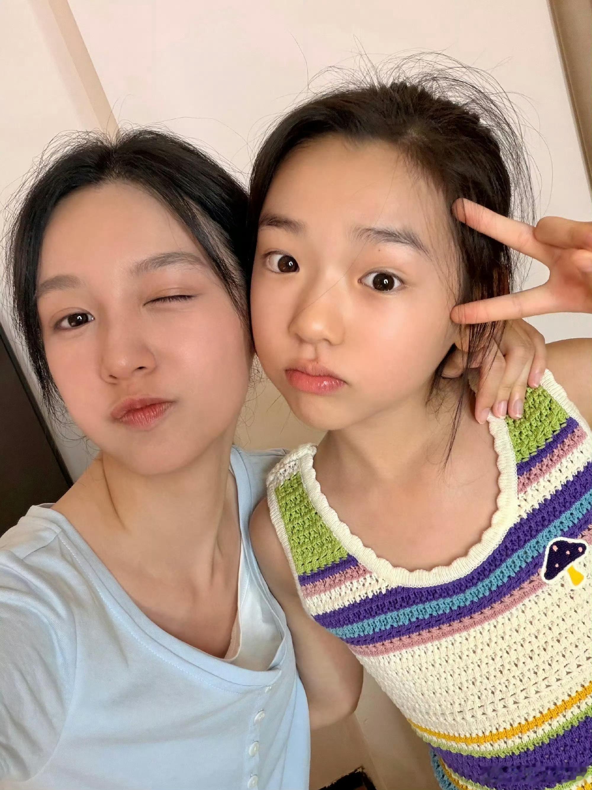 董璇也怀疑周也是自己女儿哎别说还真别说还真的有点像大眼睛酒窝还真蛮像的果