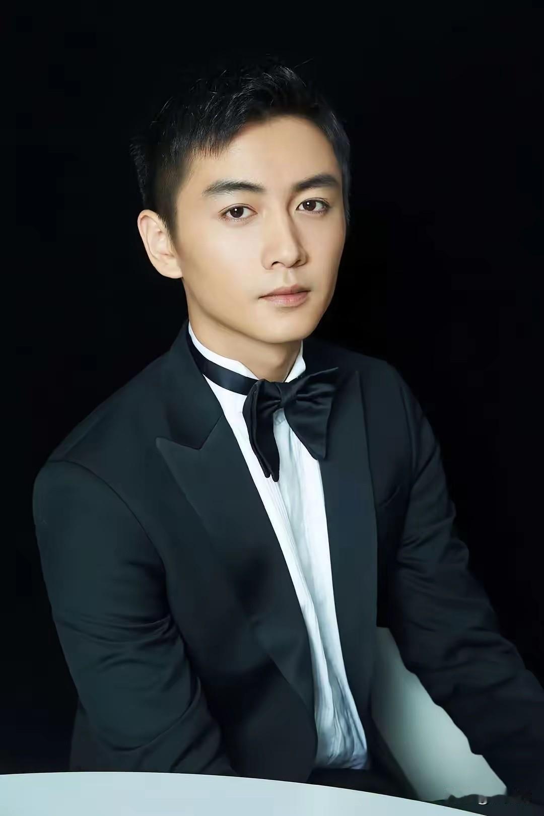 在一档节目中，鲁豫曾问陈晓:“你的朋友多吗？”陈晓摇摇头:“我没有朋友。”主持人