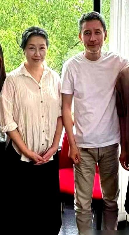 57岁的江珊被拍到满头银发逛超市，真是一点包袱都没有。她穿着98块钱的普通卫