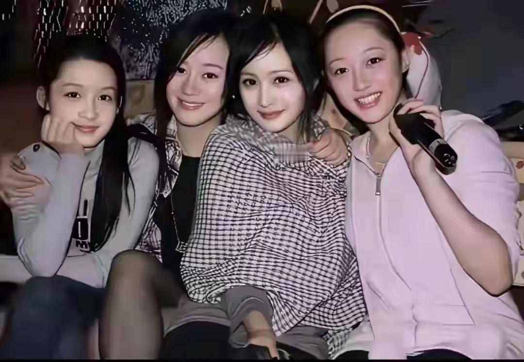 早年的李沁，蒋梦婕，杨幂，张檬的合影，都是素颜美女啊