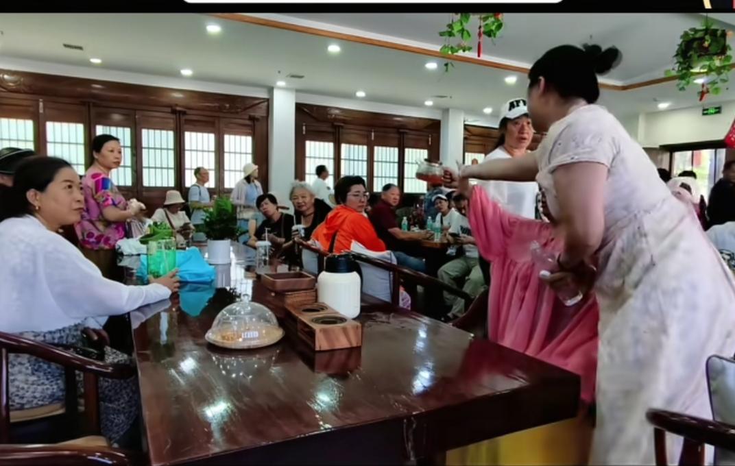 8月4日，湖北咸宁，赤壁青砖茶博物馆内。一湖南大妈发视频吐槽:自己拿空瓶子想接点