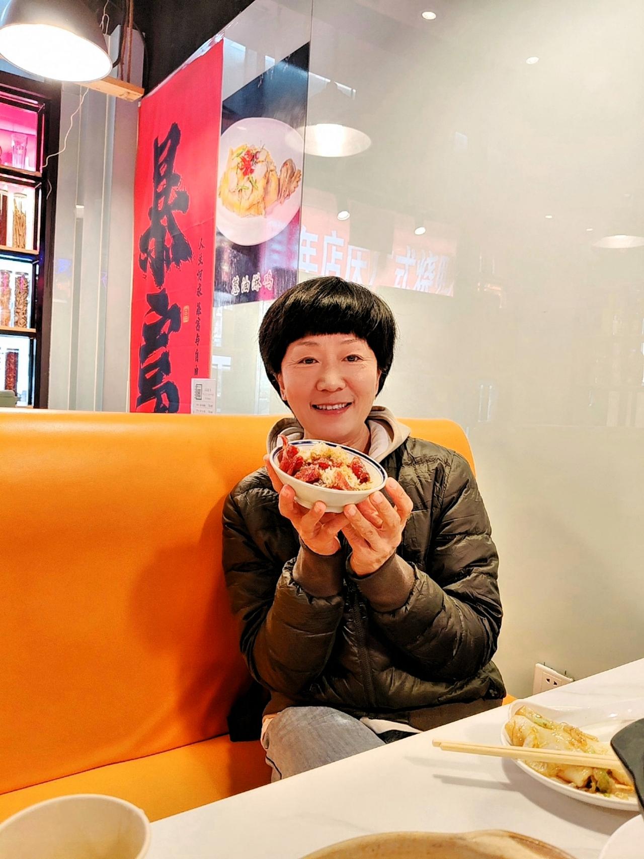 昨天和一位单身朋友语音聊了近两个小时。她和我一样，离婚多年，和前夫各自安好。