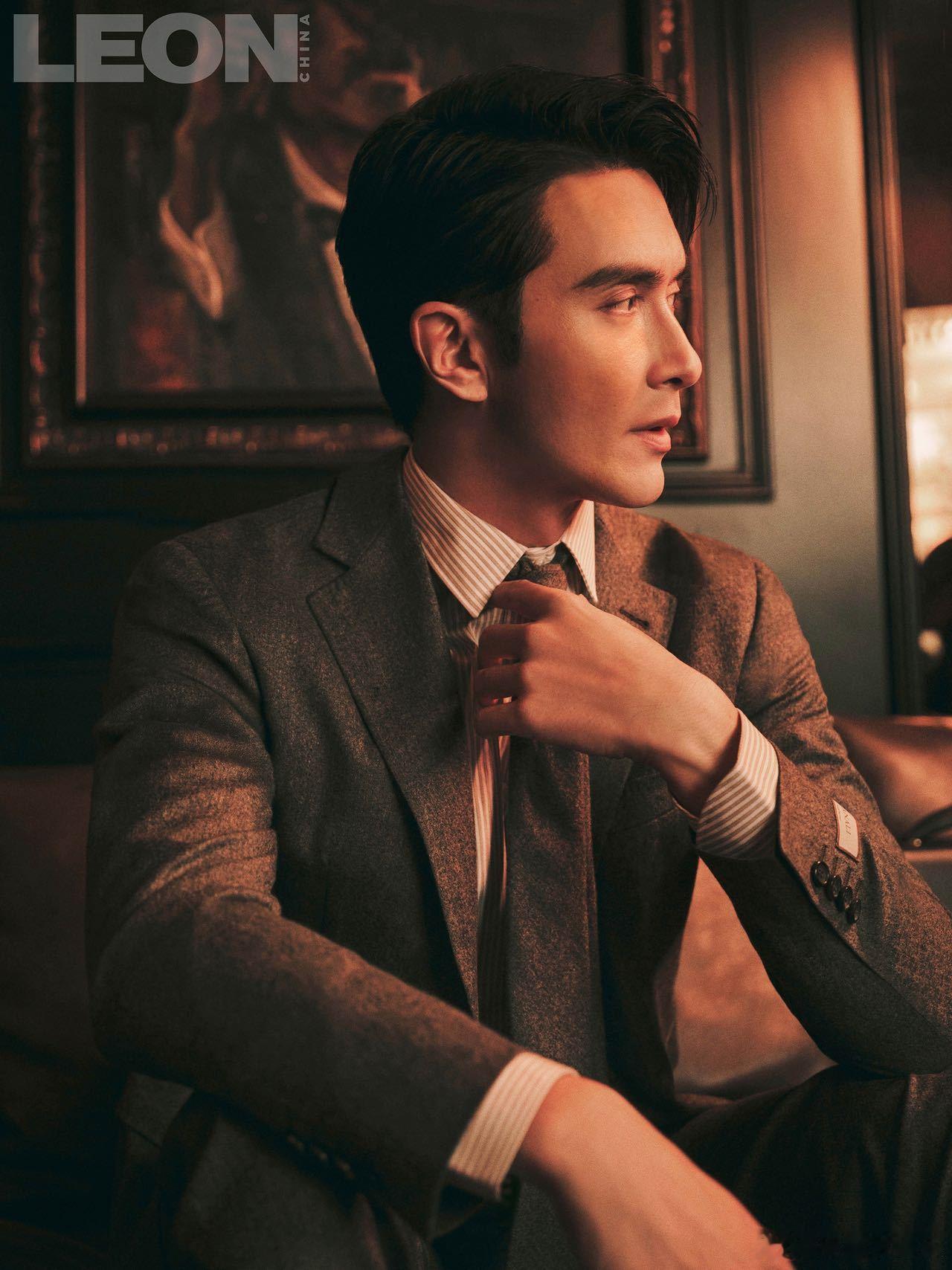 立体五官配上笔挺西装，自带“顶级超跑”的耀眼气场，手扶镜架的瞬间荷尔蒙拉满，凉薄