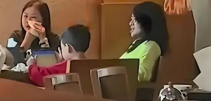 近日，著名演员章子怡在香港西餐厅就餐龇牙咧嘴照片曝光！章子怡带着女助理和5岁儿子