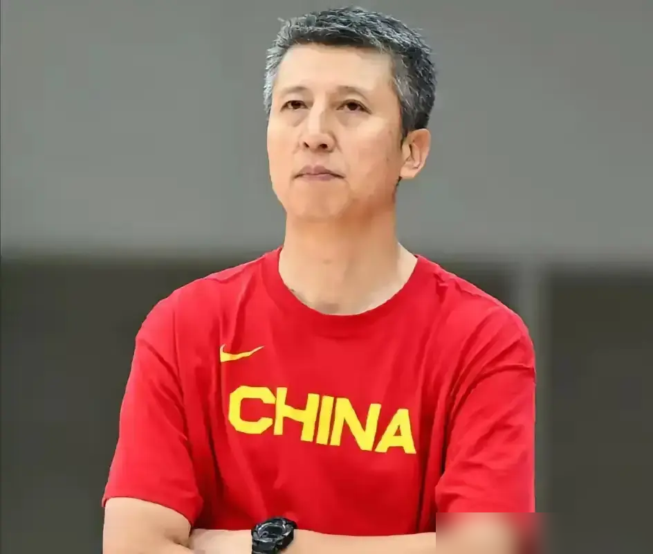 广东男篮把战术板换成了一张纸，徐杰原话：以前是教练喊我跑哪我跑哪，现在得自己拿纸看录像找线路，读不懂