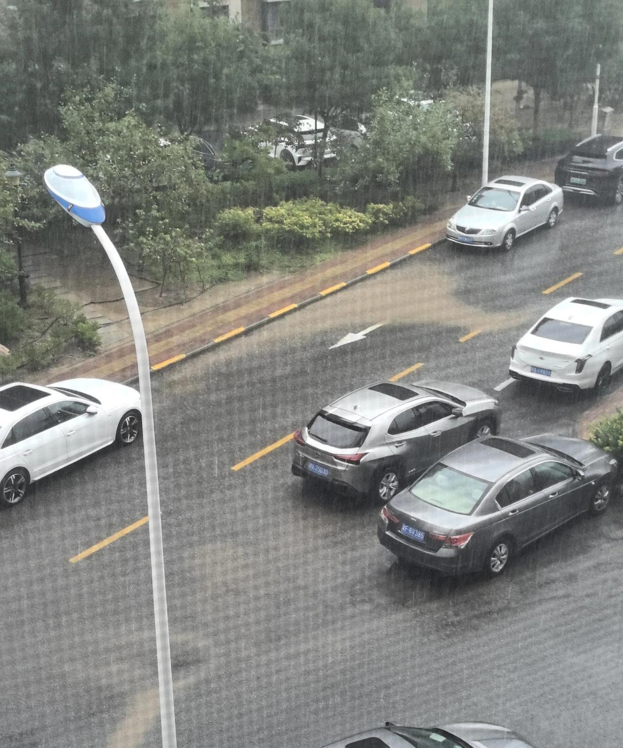 天津大暴雨真的来了，天气预报预警及时！天津南开区大暴雨实况图，大雨点真大，被这