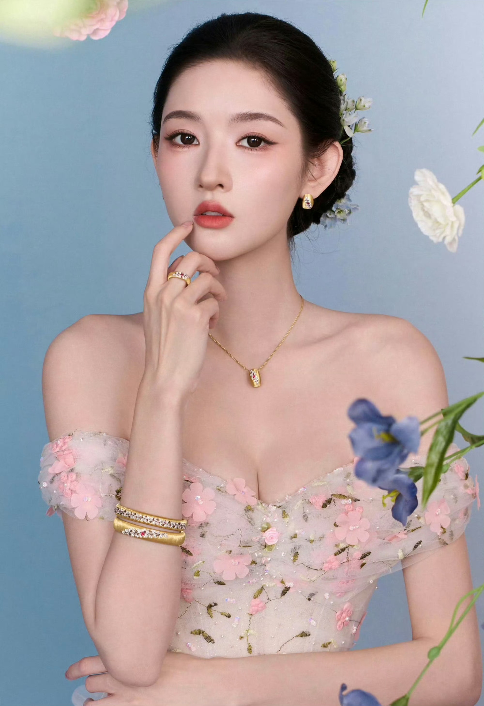 北舞的校花王玉雯，身材简直完美，细腰如杨柳，真是个美丽动人的女孩！​