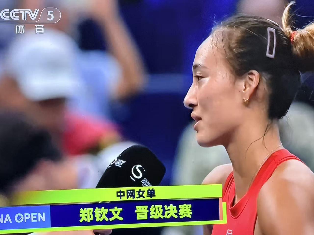 最好的"郑钦文回来了"？或许她自己第一个不同意。10月10日晚，中网女单半决赛
