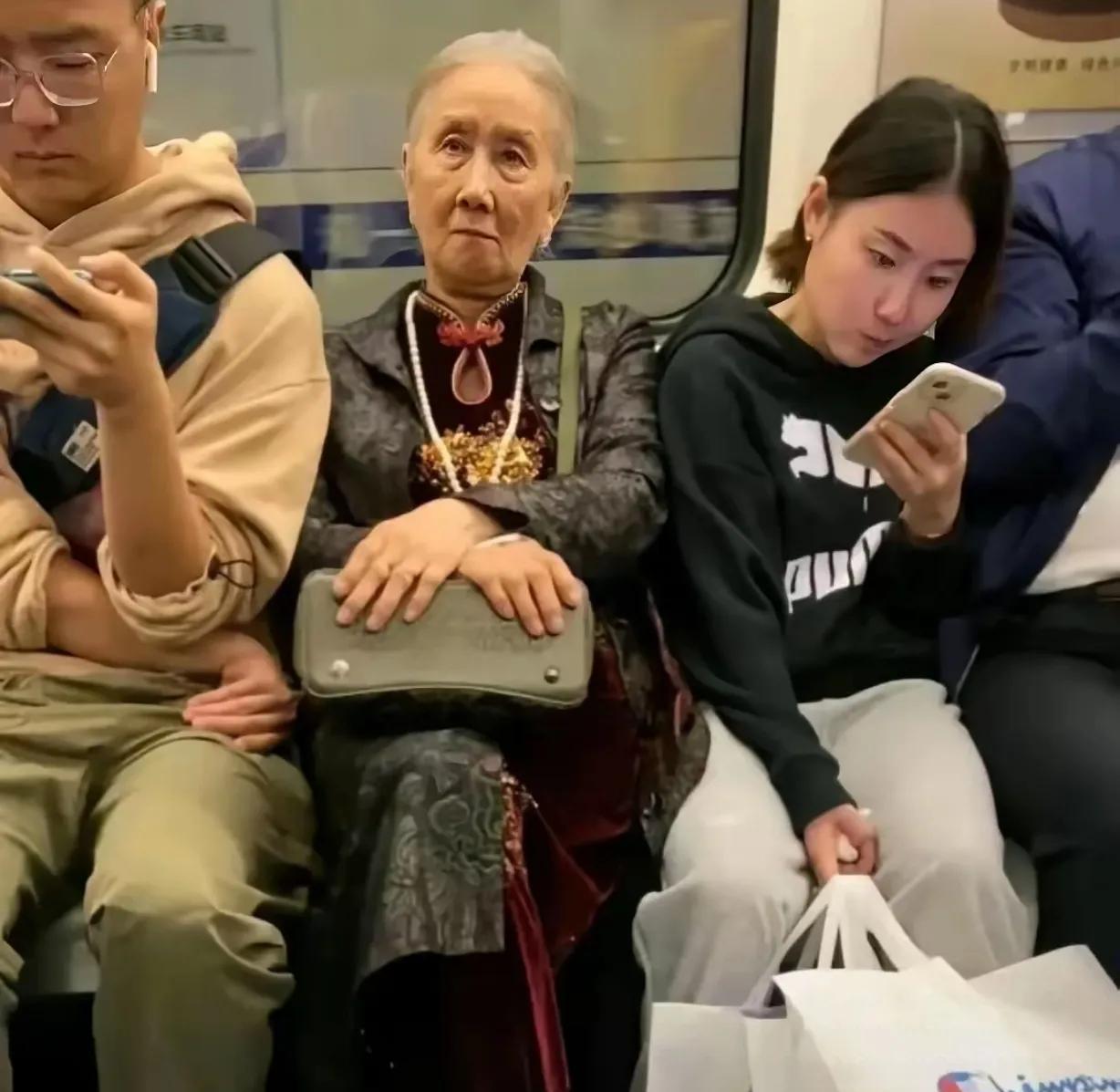 这张照片拍摄于2025年3月21日，到上海市徐汇区出差，坐地铁出去办事，在车厢里