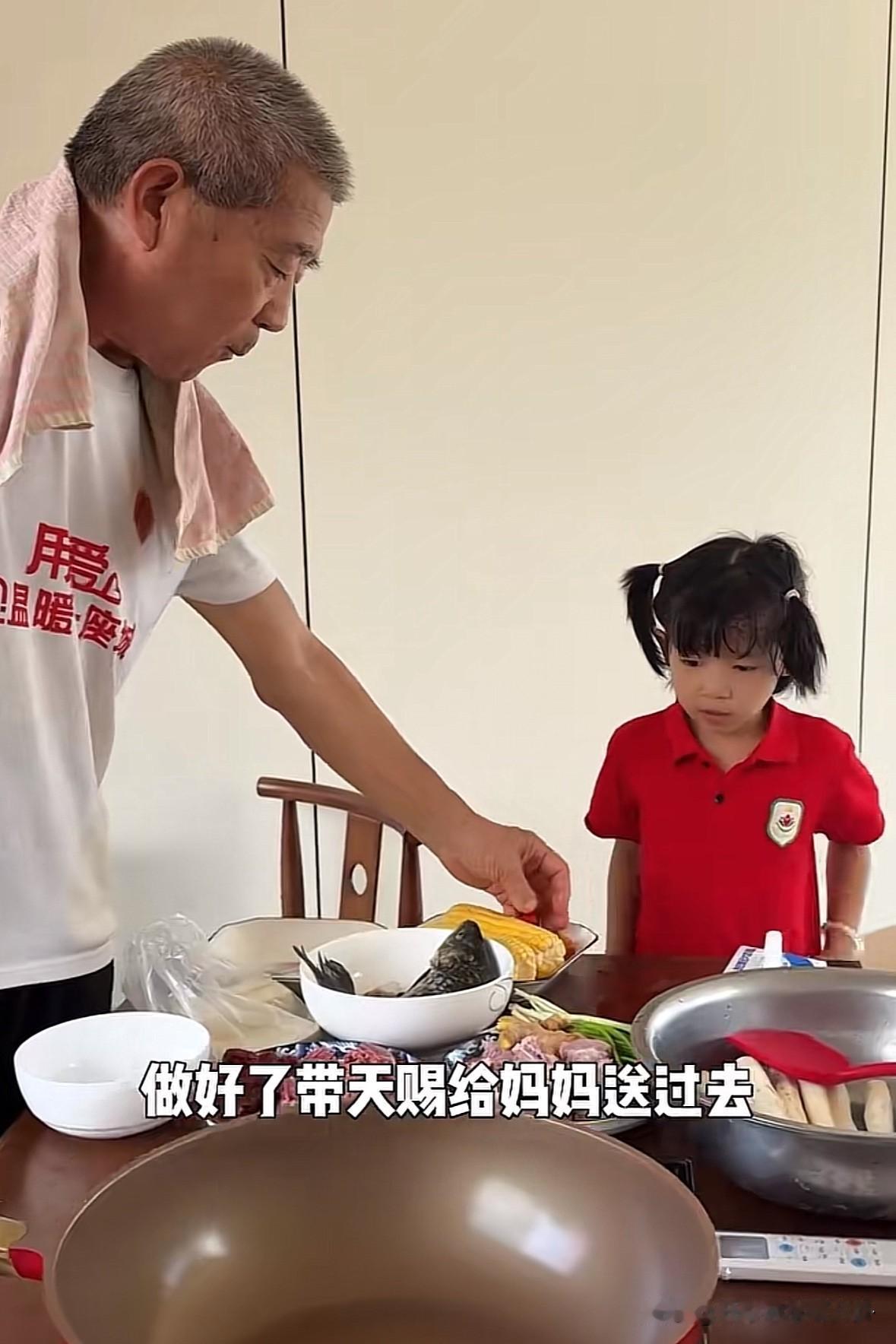 黄维平最近忙的焦头烂额，老伴在康复医院治疗，他又直播带货又带孩子。还亲自